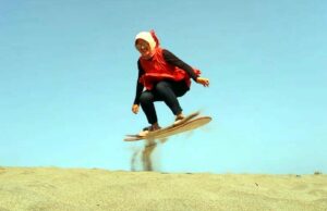 aktivitas sandboarding di gumuk pasir parangkusumo