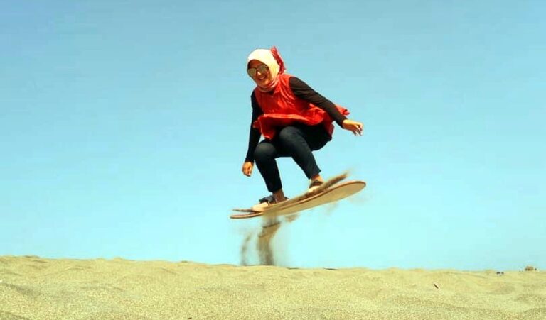 aktivitas sandboarding di gumuk pasir parangkusumo