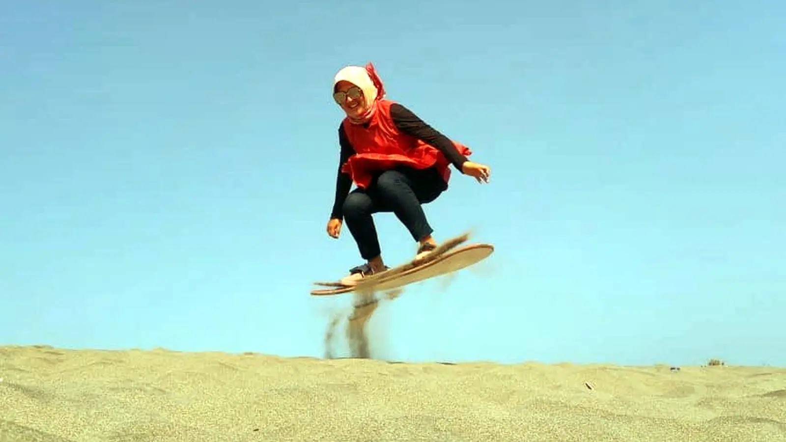 aktivitas sandboarding di gumuk pasir parangkusumo