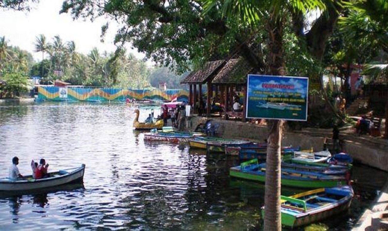 Sarana rekreasi air Taman Wisata Wendit Malang