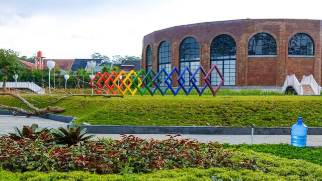 spot foto taman bungan dengan berbagai ornamen
