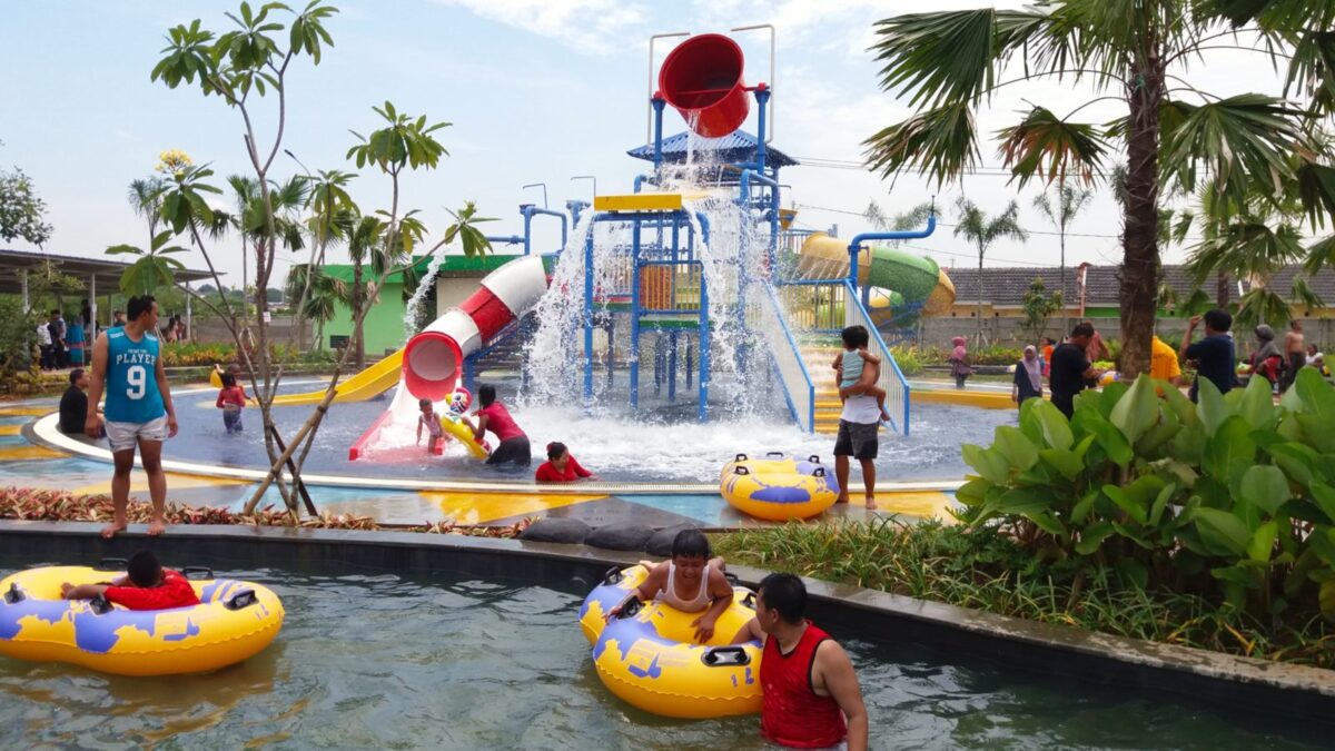 kolam main anak ember tumpah dan peluncuran mini