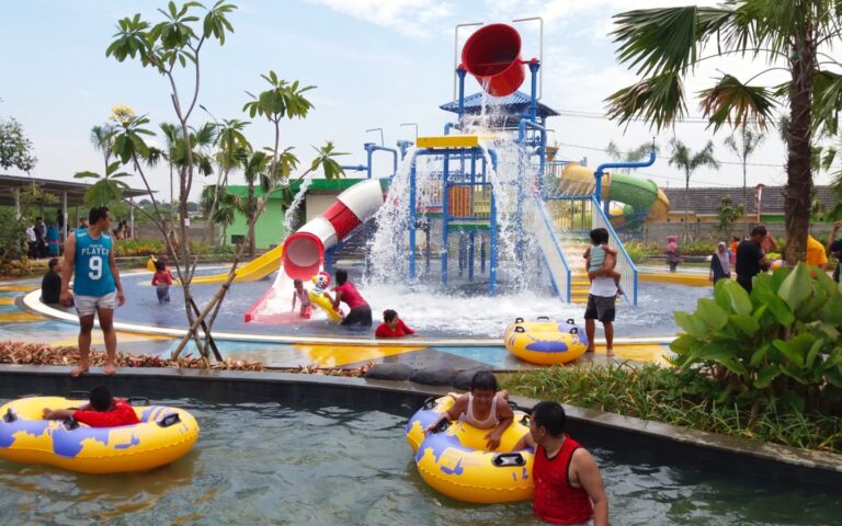 kolam main anak ember tumpah dan peluncuran mini