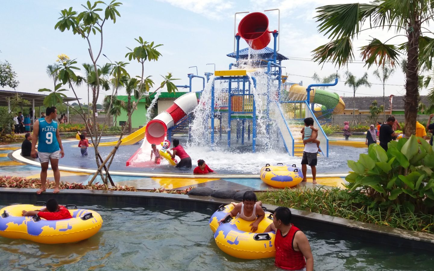 kolam main anak ember tumpah dan peluncuran mini