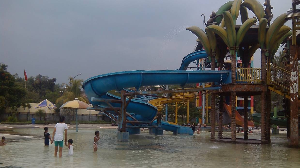Waterpark menjadi wahana favorit anak-anak di Taman Wisata Wendit Malang