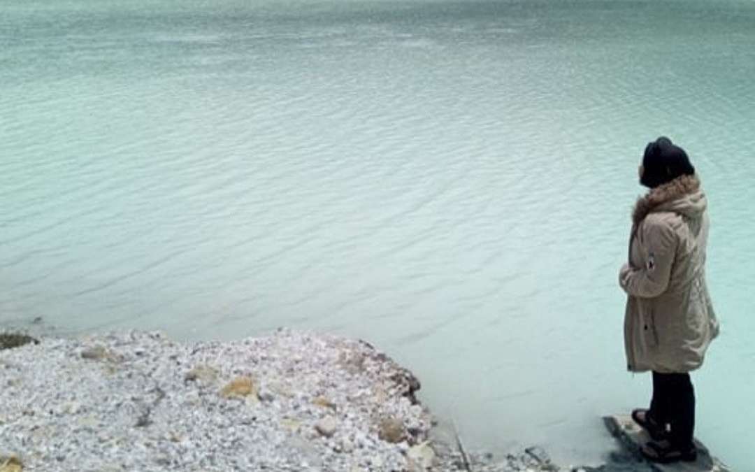 Air Kawah yang berwarna putih karena kandungan belerang