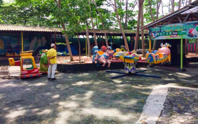 area bermain komidi putar di taman kota ciperna