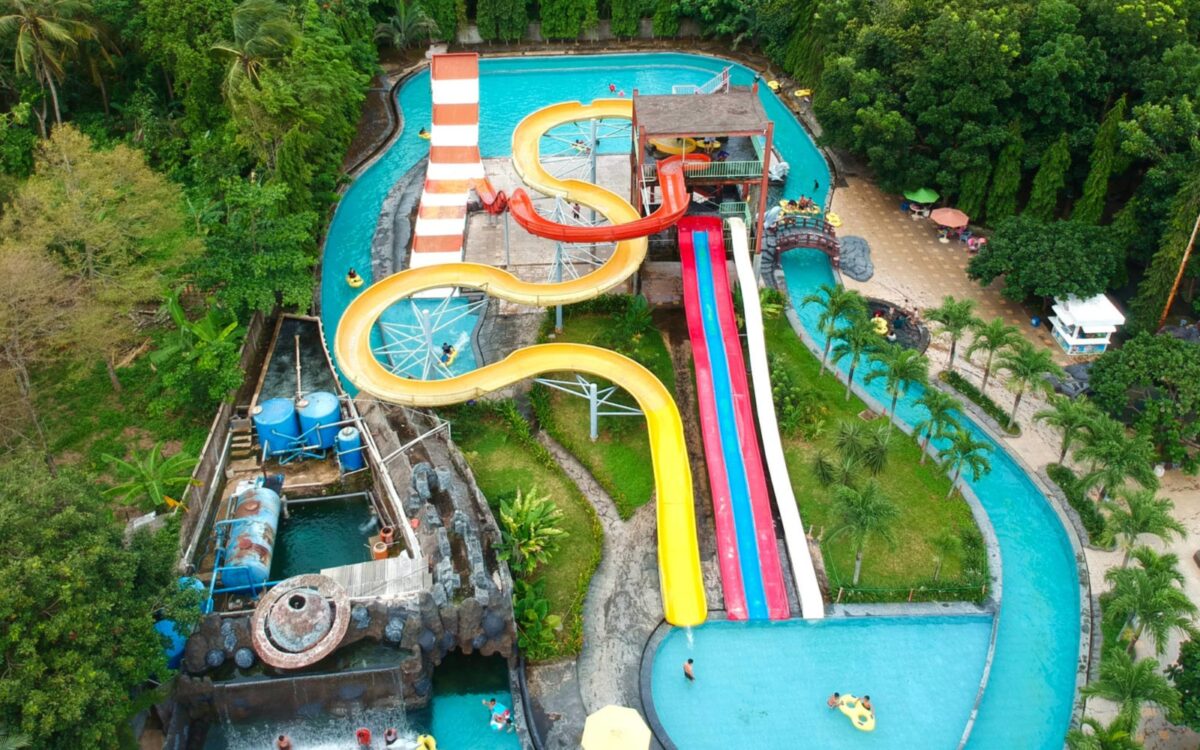 area kolam dan wahana Planet Waterboom Subang