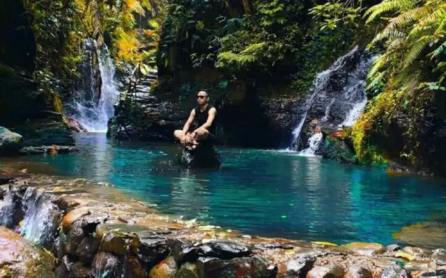 Area kolam di bawah air terjun Curug Ngumpet Bogor menjadi spot foto favorit wisatawan