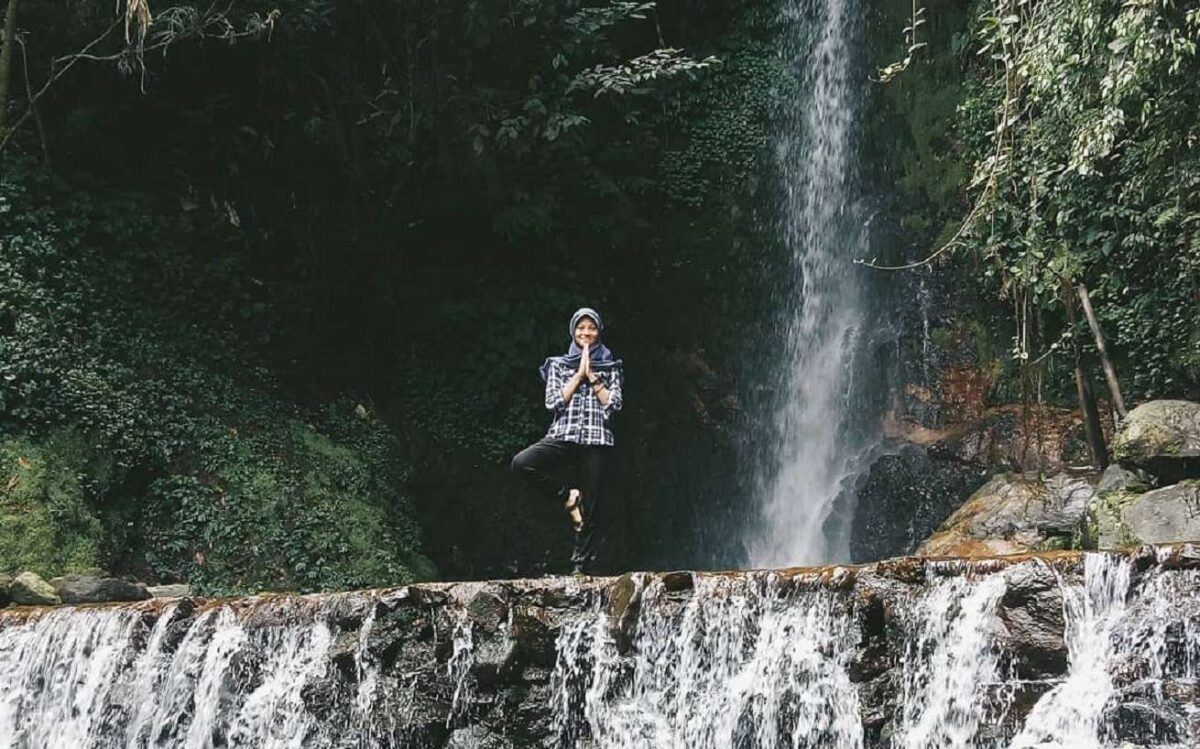 Cerukan di bawah air terjun dibendung dengan bebatuan membentuk kolam