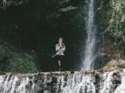 Cerukan di bawah air terjun dibendung dengan bebatuan membentuk kolam