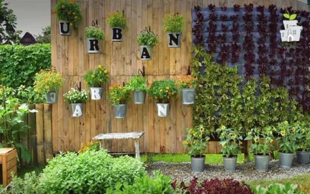 Contoh kebun vertikal di Urban Farming Center Purwakarta