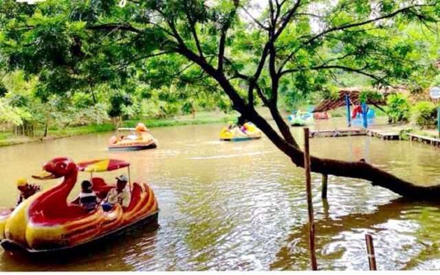 Danau dengan wahana Perahu Bebek