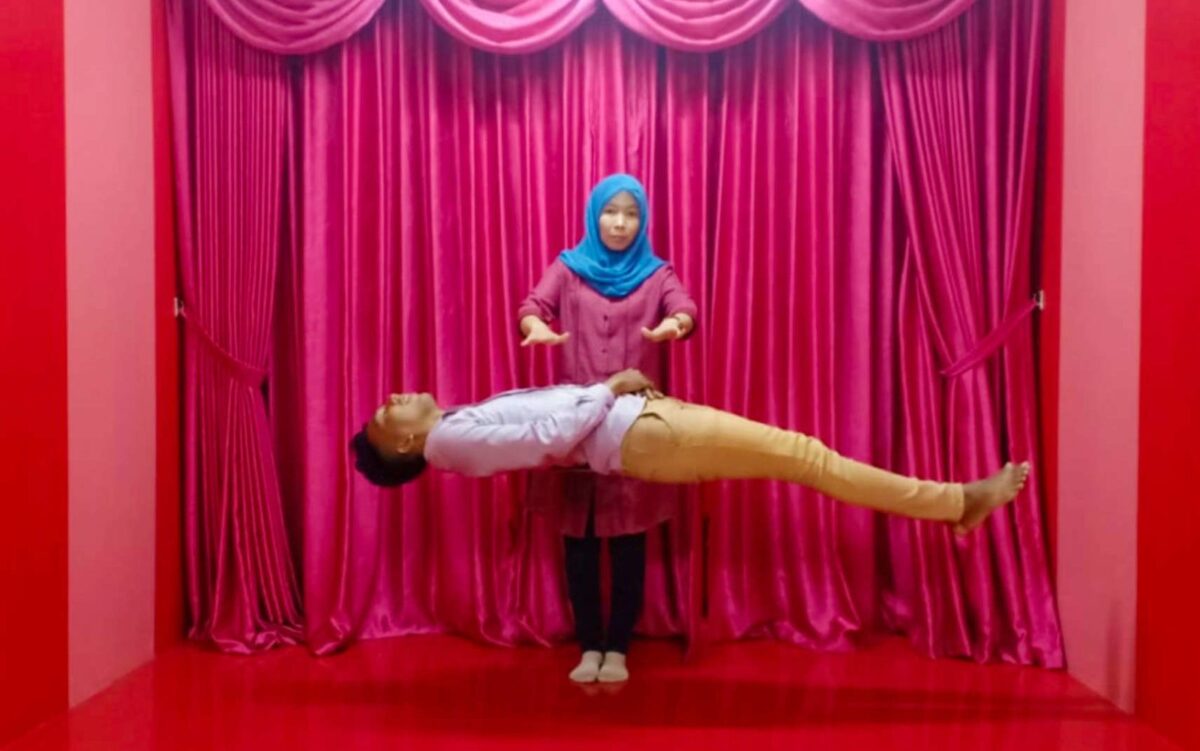 Foto seperti pesulap penuh ilusi di museum 3d Kota Tua