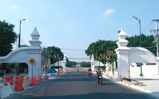 gapura pintu masuk kraton Yogyakarta