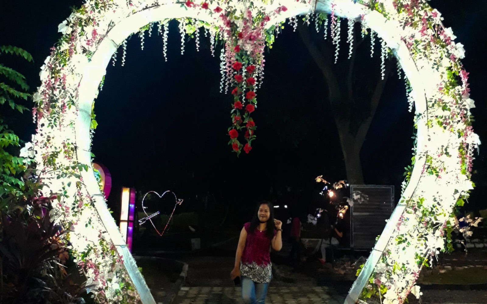 spot foto gerbang cinta di krakatau jungle park