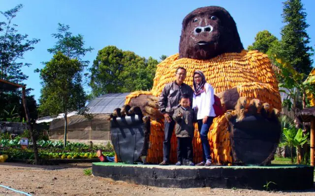 patung gorilla raksasa kampung anggrek kediri