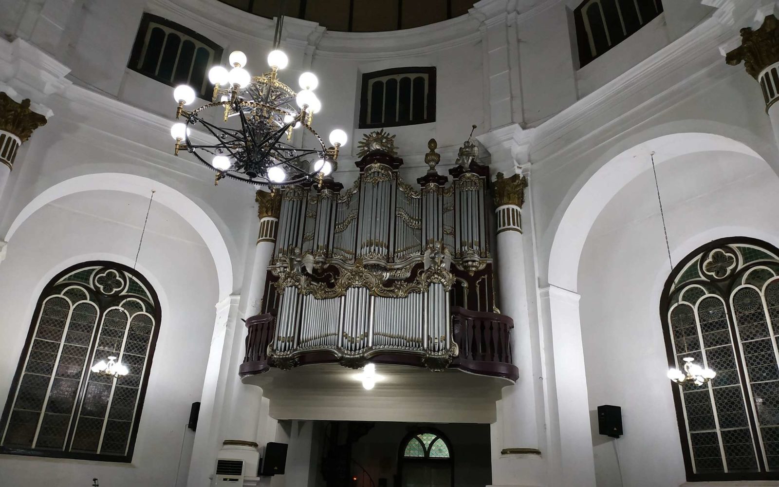 orgel di dalam gereja blenduk