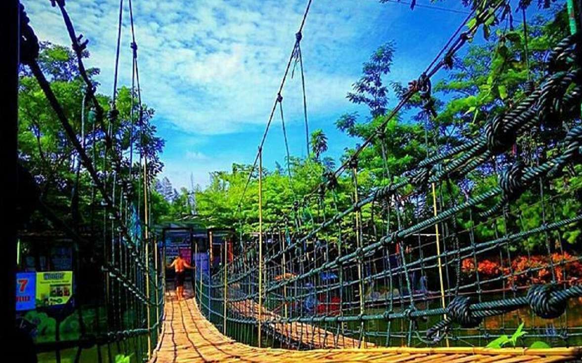 Jembatan Gantung sopt foto favorit wisatawan di taman kota ciperna