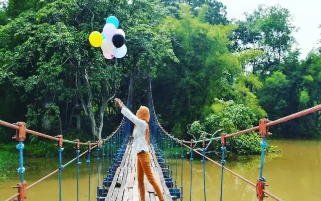 Jembatan Gantung yang menjadi spot foto dan tempat favorit Prewedding di Taman Wisata Alam Punti Kayu Palembang