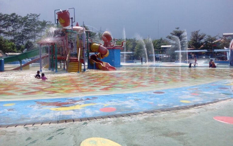 Kolam Istana Air Jempol Waterpark Cirebon