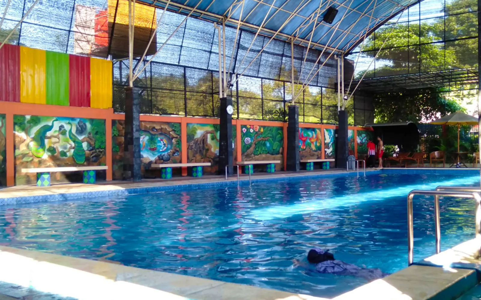 kolam renang dewasa indoor
