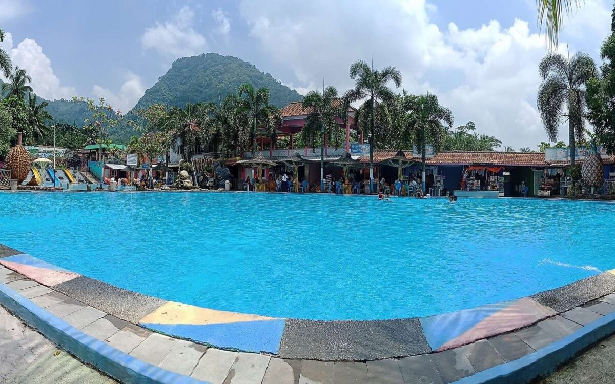 Kolam dengan seluncur air dan ember tumpah