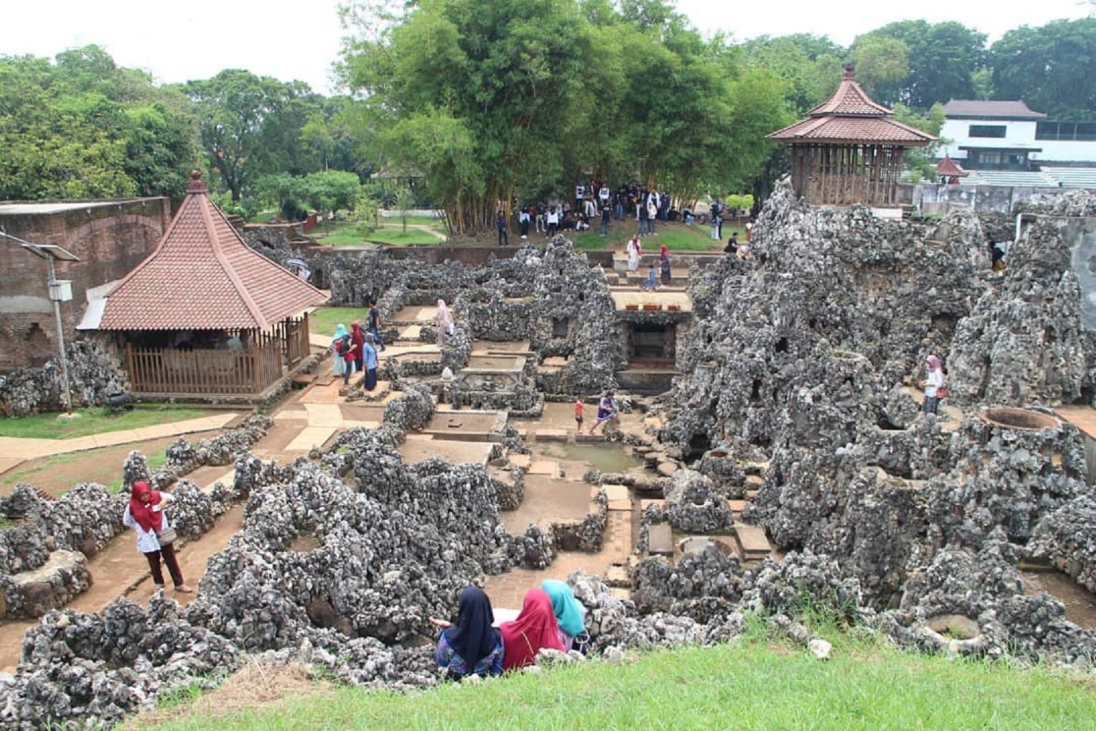 Kompleks bangunan goa di Goa Sunyaragi Cirebon