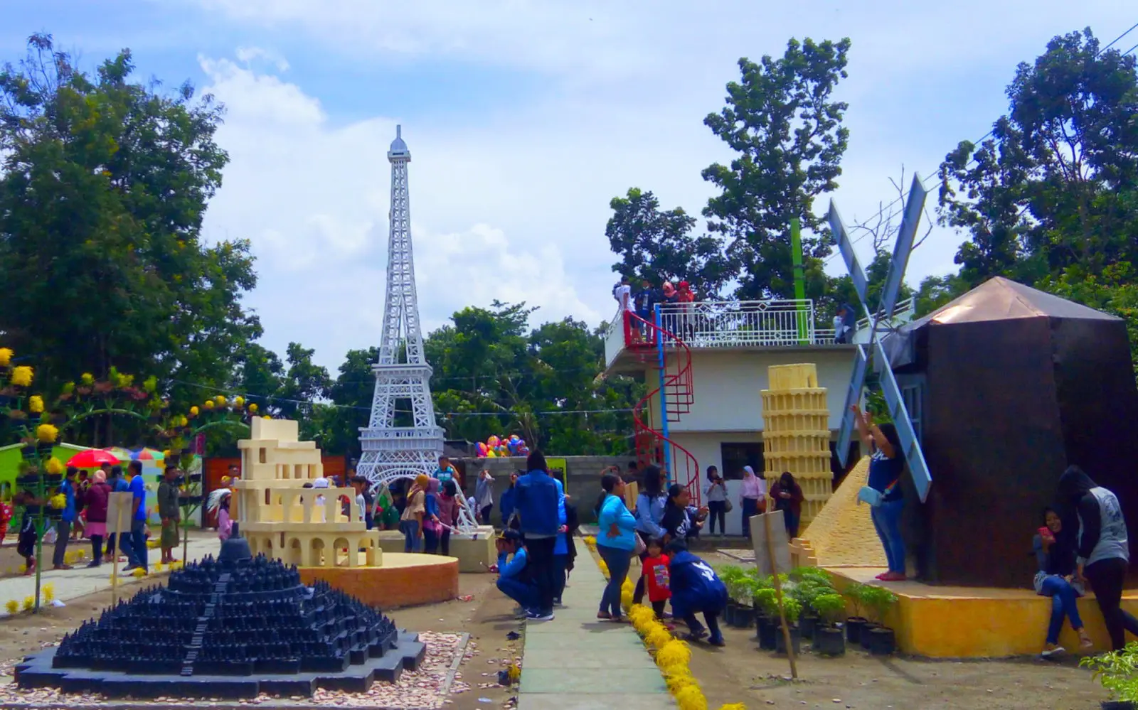 area taman negeri dongeng blitar