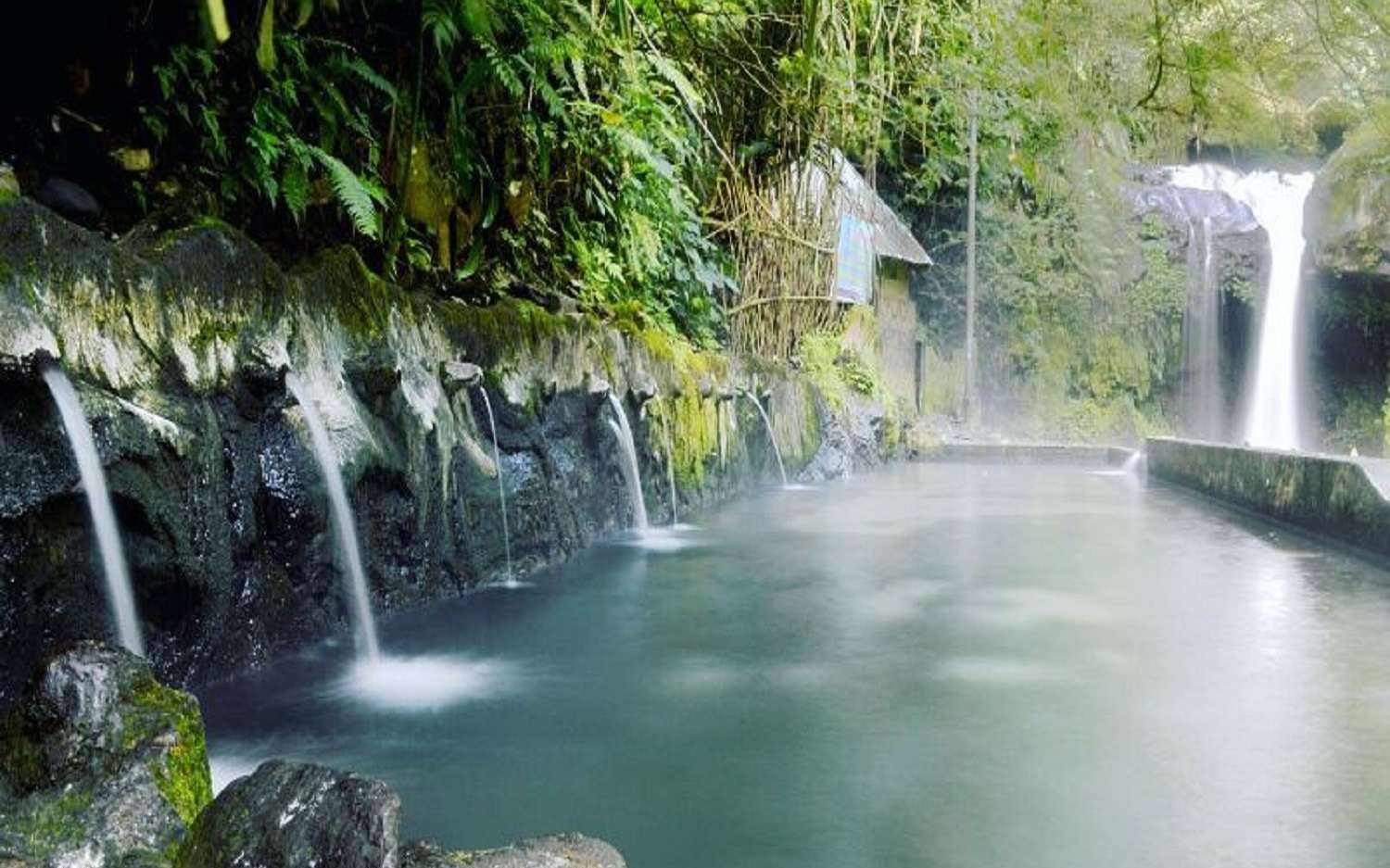 Kawasan Wisata Guci dengan Pemandian air panas guci Tegal