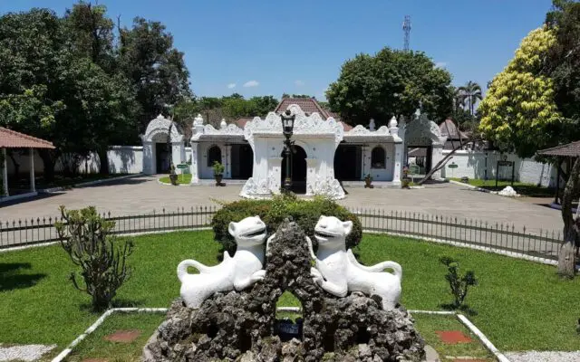 Patung Singa Putih yang ada di Halaman Keraton Kasepuhan Cirebon