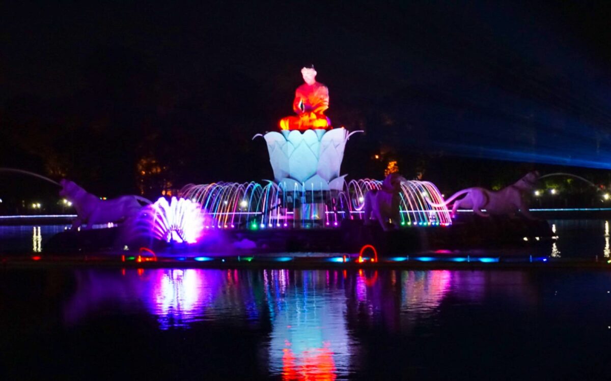 patung sri baduga malam hari