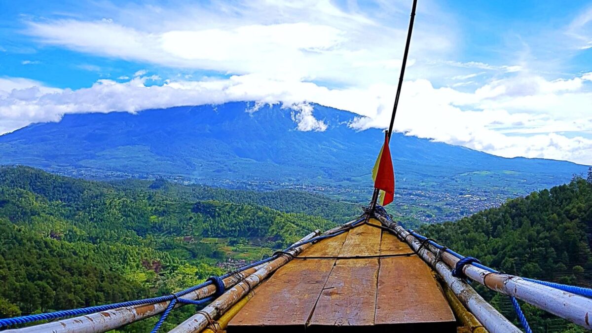 gardung pada perahu tepi jurang goa pinus