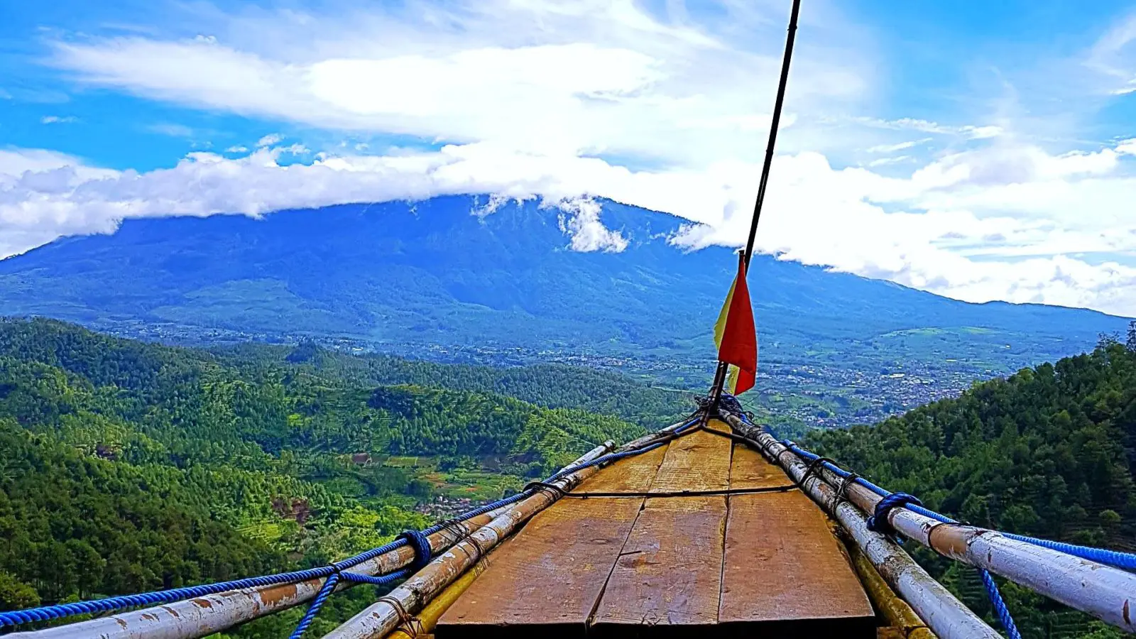 gardung pada perahu tepi jurang goa pinus