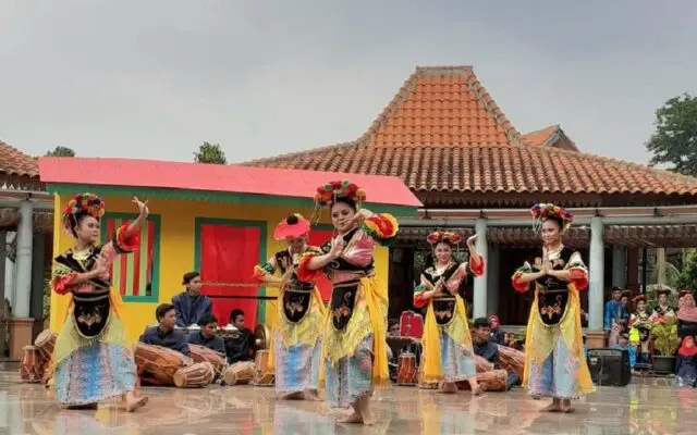 Pertunjukan seni tari Betawi di setu babakan kampung betawi