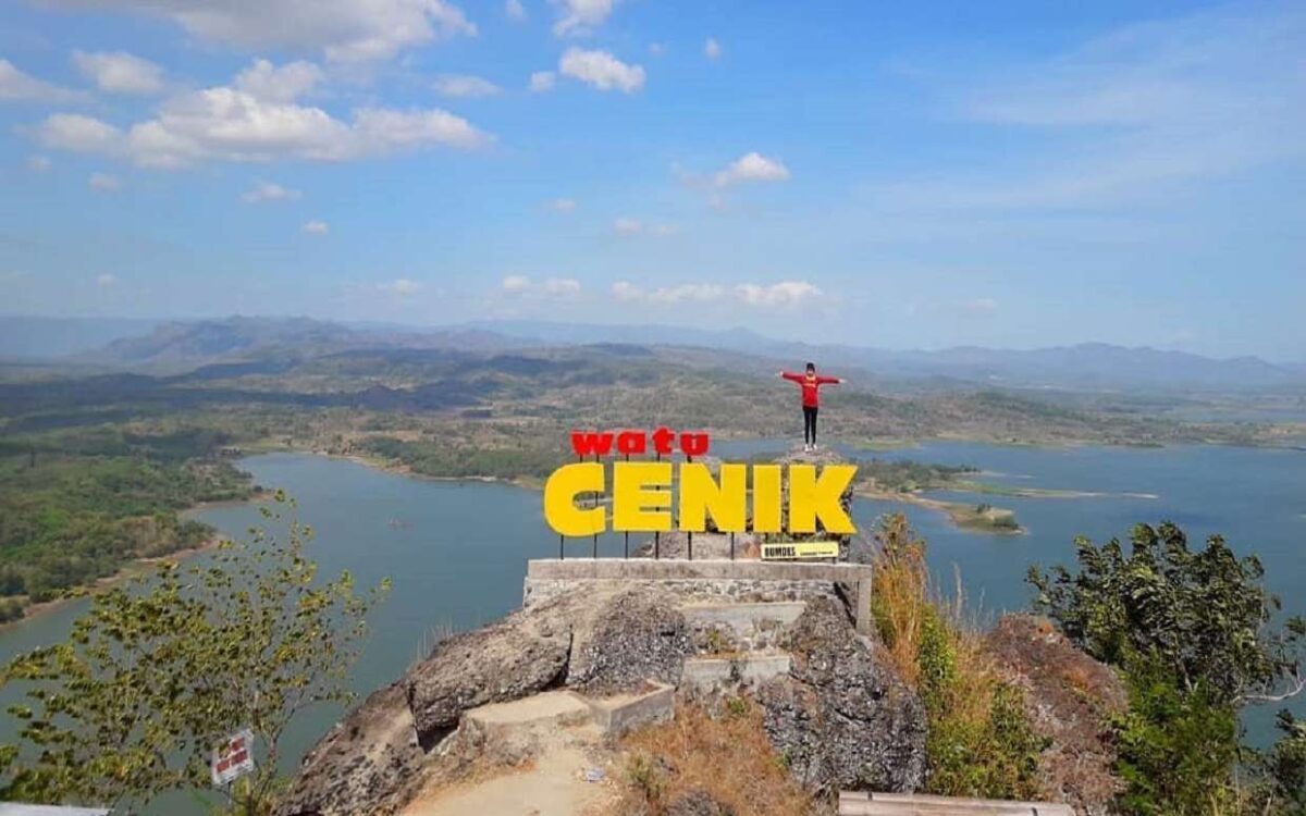Puncak batu wisata Watu Cenik Wonogiri Jawa Tengah