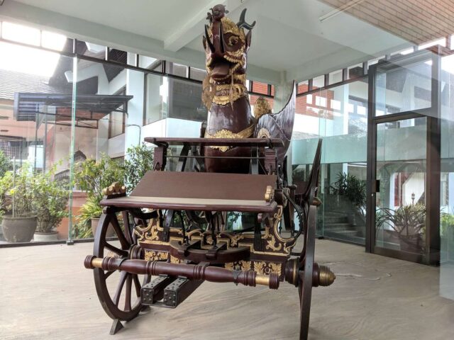 Replika Kereta Kencana Paksi Nagalima