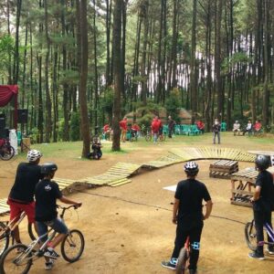 Salah satu arena bagi yang suka bersepeda di Hutan Pinus Sentul Bogor