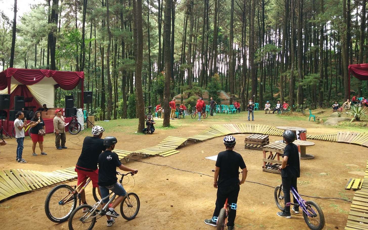 Salah satu arena bagi yang suka bersepeda di Hutan Pinus Sentul Bogor