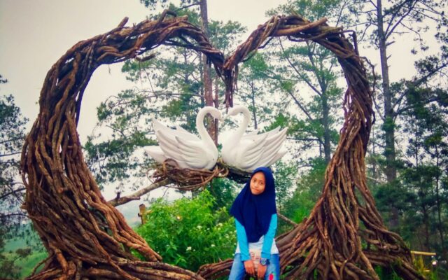 spot foto lambang hati di lawu park