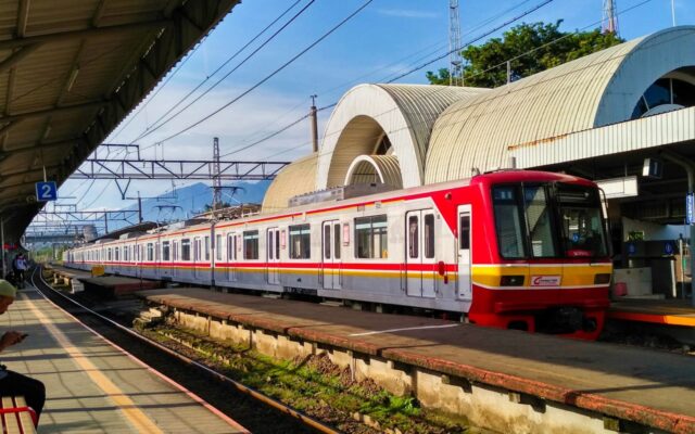 kereta commuter line stasiun cilebut