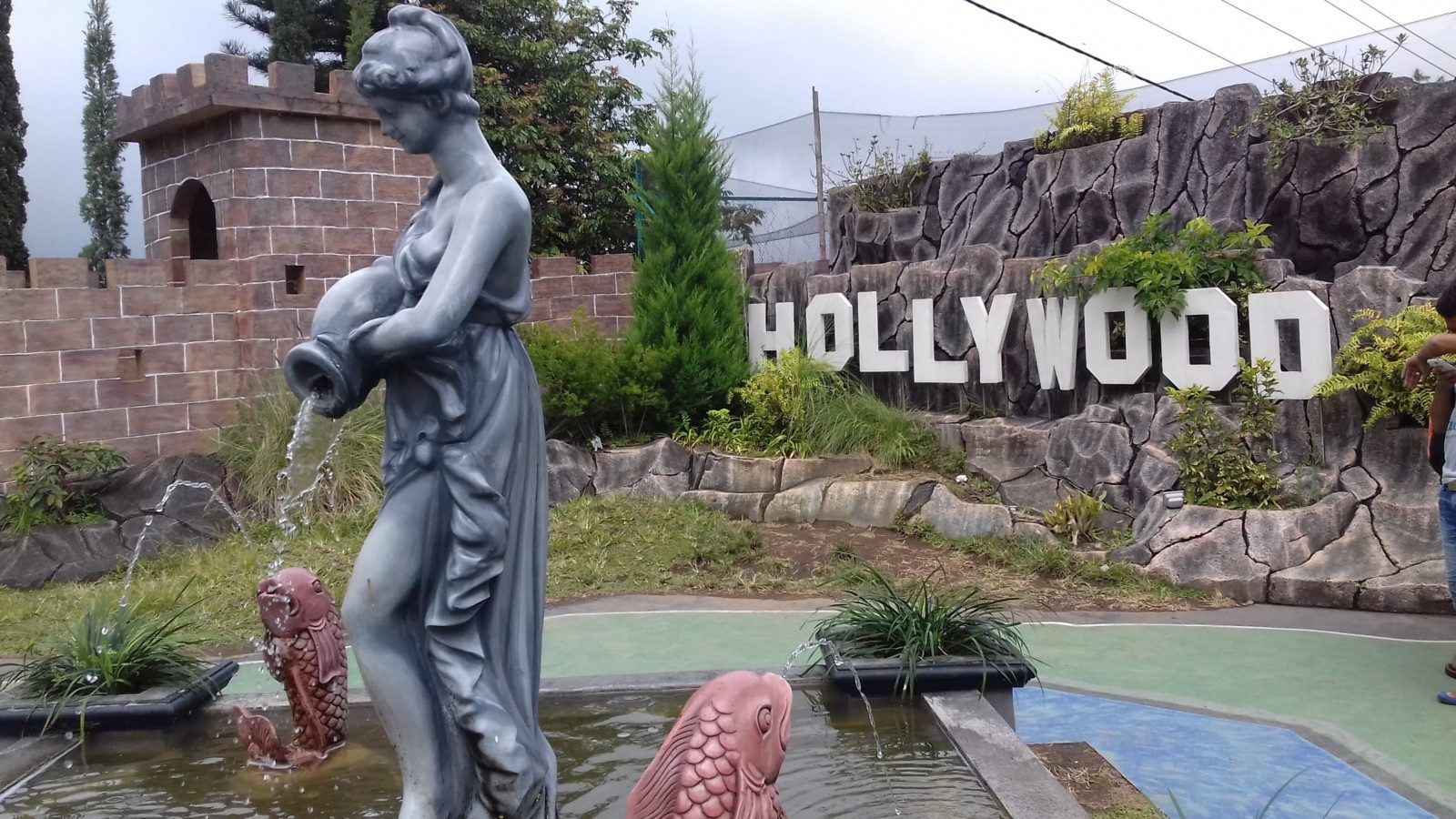 Sudut yang memperlihatkan tulisan Hollywood di Taman Balekambang Tawangmangu