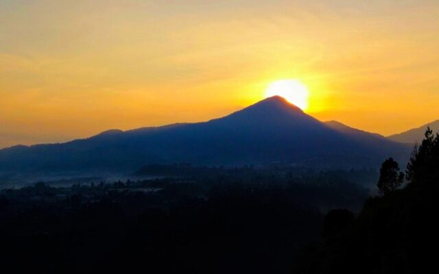 Pemandangan sunrise dan sunset 