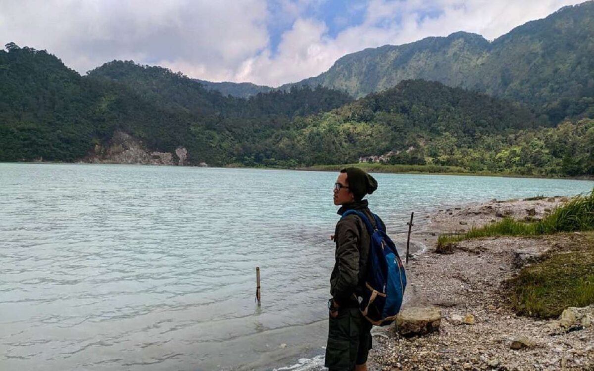 Telaga Bodas Garut terlihat luas menyerupai pantai dengan ombak dan bebatuan putih