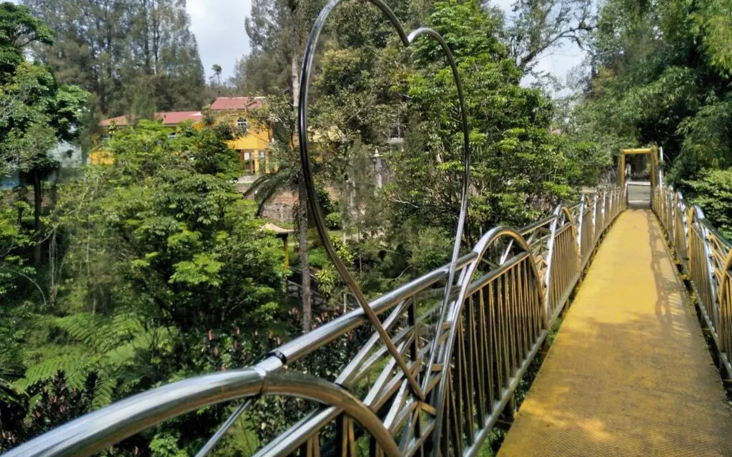 Titi Lumbini merupakan sebuah jembatan gantung yang dijuluki Jembatan Cinta di Pagoda Emas Taman Alam Lumbini Kab. Karo
