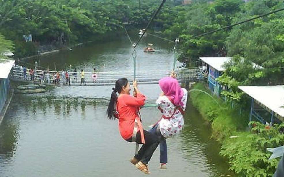Wahana Flying Fox di Water park Ciperna Cirebon