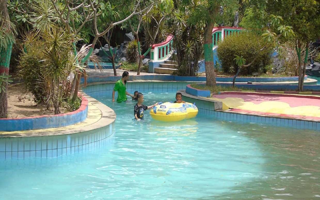 Wahana River Pool di Gerbang Mas Bahari Waterpark Tegal