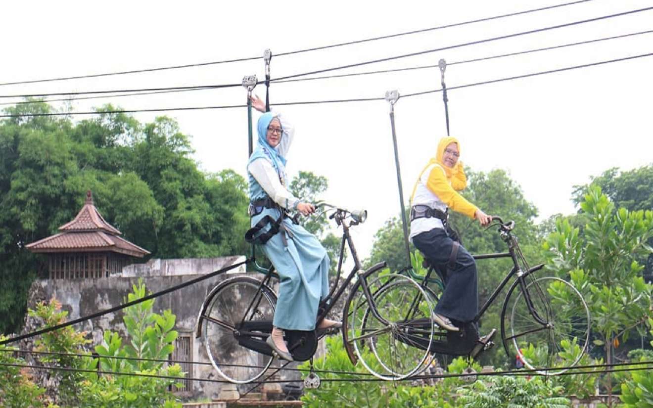Wahana Sepeda Gantung di Goa Sunyaragi Cirebon