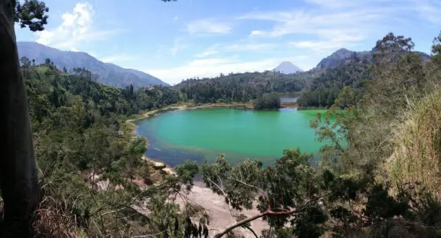 panorama keindahan danau berlatar perbukitan
