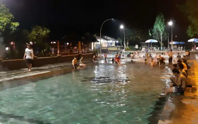 pengunjung sedang berendam di kolam air panas Ciater